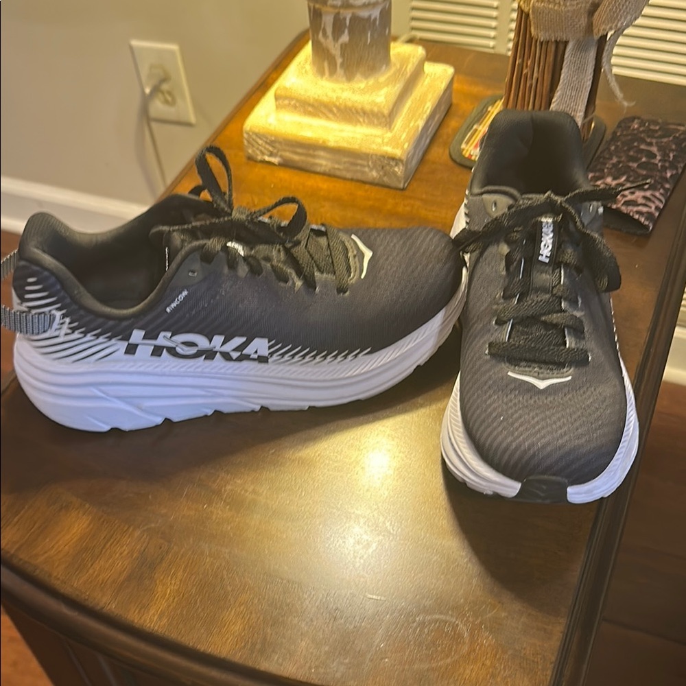 Hoka Men’s Rincon 2 Black and White Size 8  Great condition